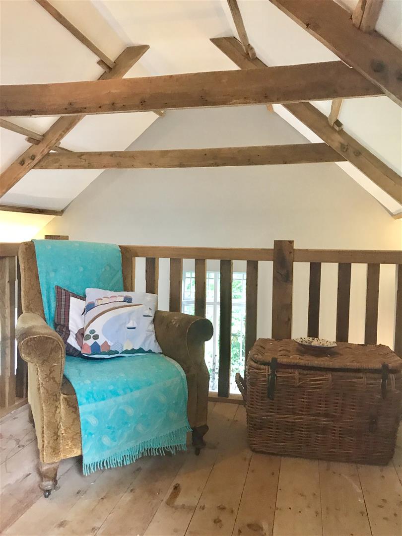VAULTED LANDING/SITTING AREA